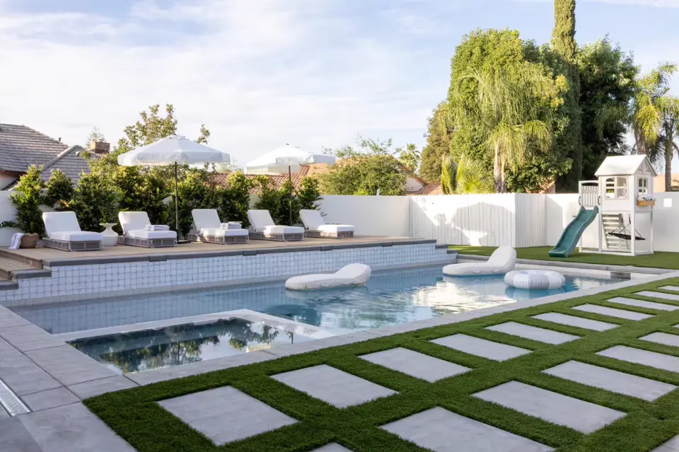 Exemple : piscine et terrasse d'une villa, image tirée d'une visite animée.